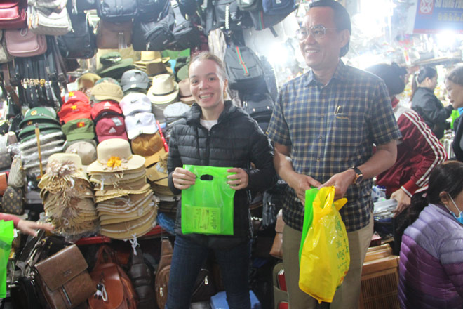 Ông Ngô Văn Cường, chủ tịch HĐQT công ty Dầu tràm Cung Đình tặng dầu tràm cho tiểu thương Chợ Đông Ba (Huế)