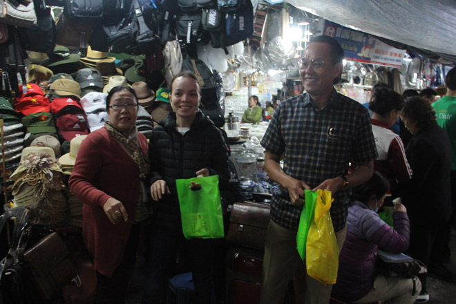 Ông Ngô Văn Cường, chủ tịch HĐQT công ty Dầu tràm Cung Đình tặng dầu tràm cho tiểu thương Chợ Đông Ba (Huế)