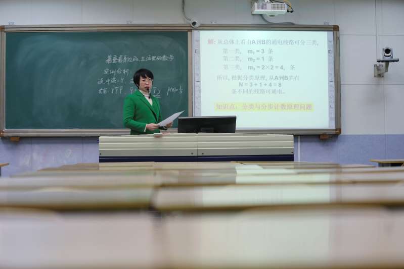 Trung Quốc tiến hành dạy học trực tuyến cho hơn 200 triệu học sinh.