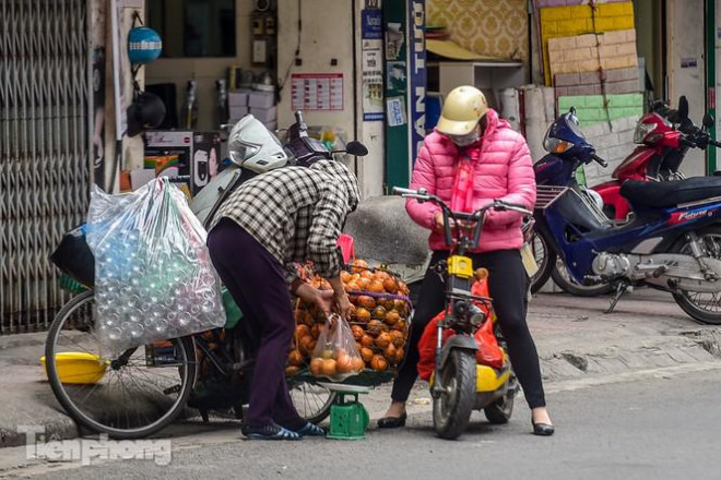 Tại các con phố An Trạch, Hào Nam.. những chiếc xe với giỏ chở đầy cam thường xuyên xuất hiện thời dịch Covid-19.