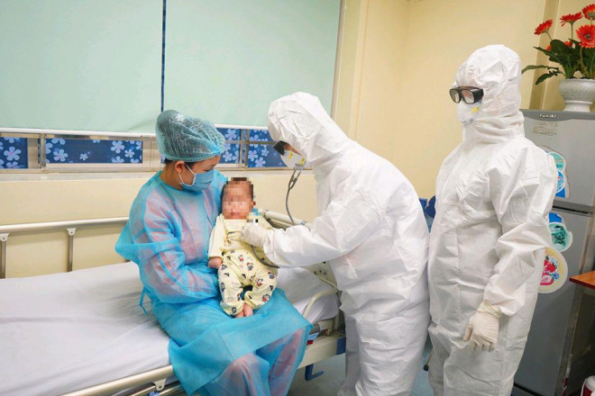 Các bác sĩ Bệnh viện Nhi Trung ương thăm khám cho bé N.G.L (3 tháng tuổi, xác định dương tính COVID-19 hôm 11/2)