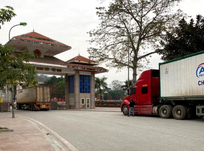 Xe chở nông sản xuất khẩu qua cửa khẩu quốc tế Thanh Thủy. Ảnh: BÁO HÀ GIANG