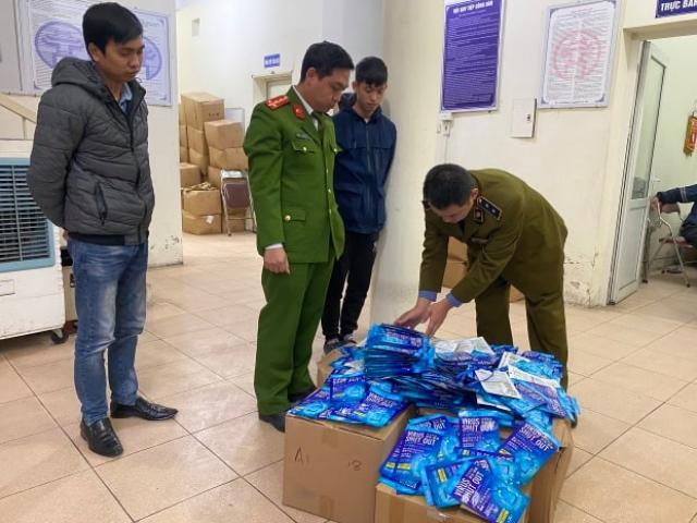 Thị trường - Tiêu dùng - Hà Nội: Hàng trăm “thẻ đeo diệt virus corona" không rõ nguồn gốc bị bắt giữ