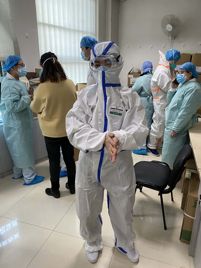Đầu tiên, ông quyên tặng 10 triệu nhân dân tệ tiền mặt sau đó quyên tặng hơn 40 triệu nhân dân tệ vật tư y tế.&nbsp;