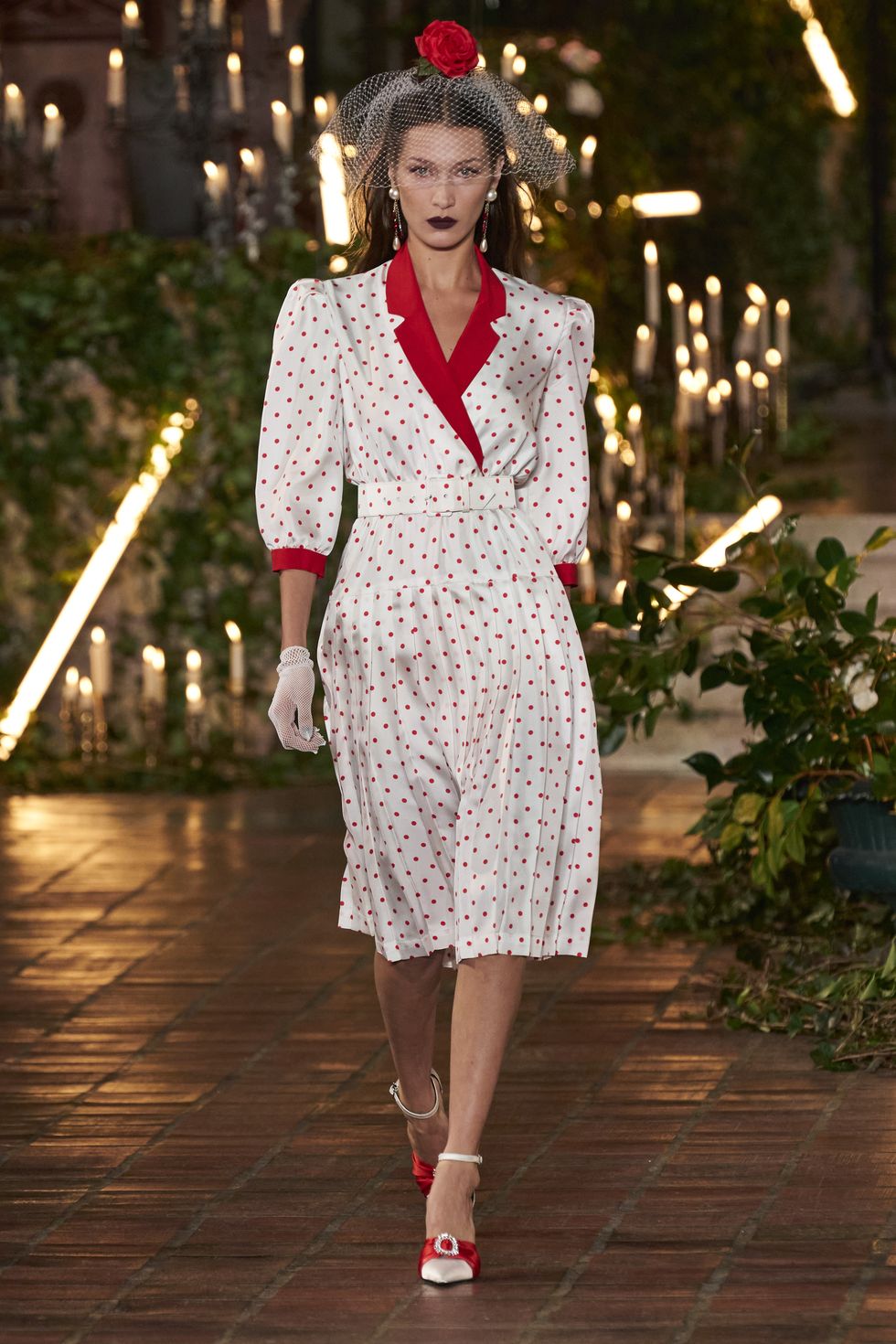 16.Tay
phồng: Những chiếc tay phồng cổ điển và quyến rũ biến chị em
thành các quý cô.