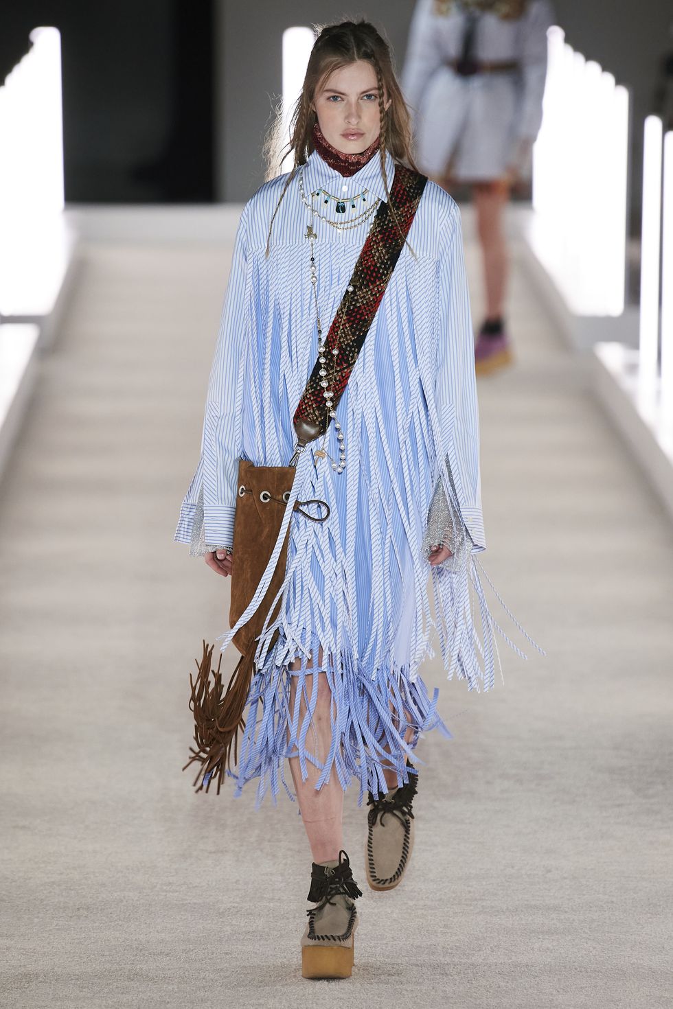 15:
Tua rua: Tua rua giúp bạn trông cá tính và mang chất du mục
phóng khoáng.