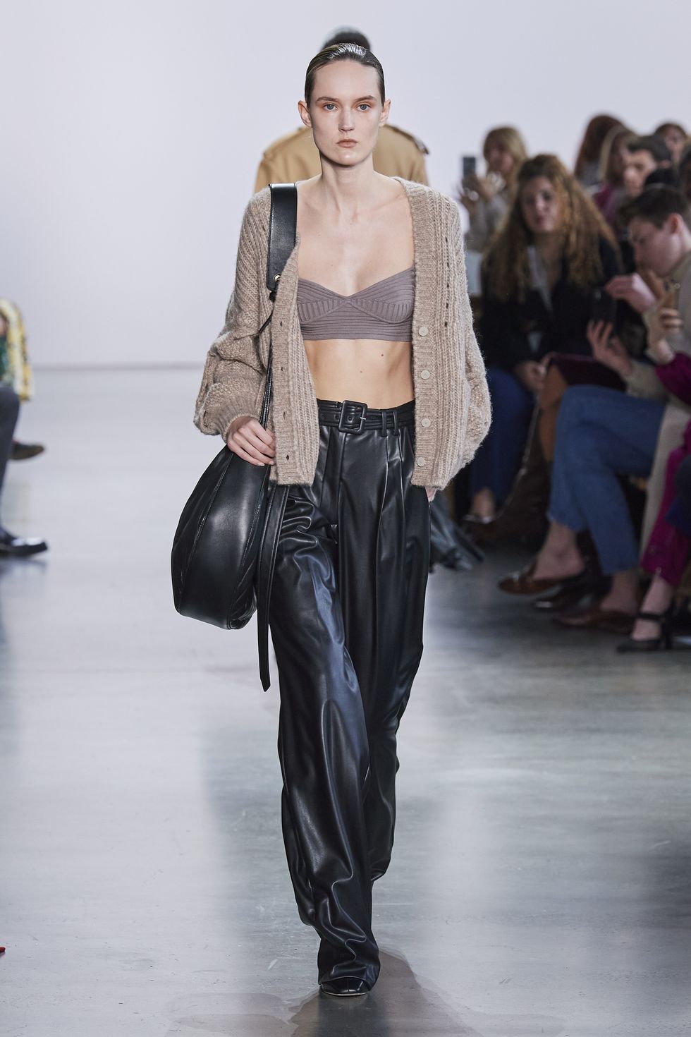 19. Cardigan phối bra top: Cách phối này được nhiều
ngôi sao ưa chuộng trong năm nay, bắt đầu từ sự "lăng xê" của vợ cũ
Tom Cruise.