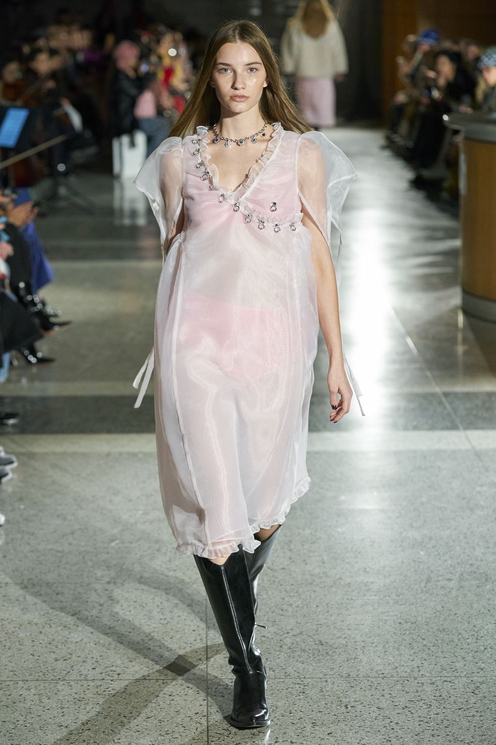 18. Váy voan phồng: Váy là sự
biến thể hấp dẫn ánh nhìn hơn của váy búp bê.