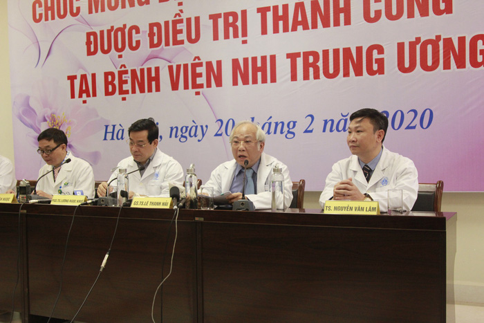 PGS.TS Lương Ngọc Khuê, Cục trưởng Cục Quản lý Khám chữa bệnh, Bộ Y tế (thứ hai từ trái qua phải).