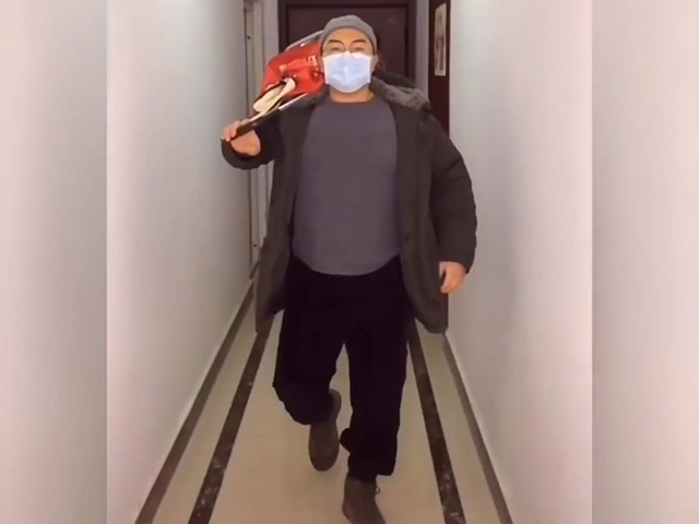 Video Clip Cười - Ra ngoài mua đồ ăn mùa dịch là nhiệm vụ hết sức "nguy hiểm"