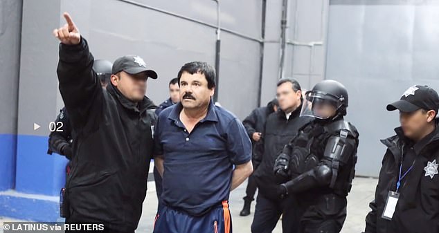 Trùm ma túy bị&nbsp;áp giải trở lại nhà tù Mexico năm 2016.