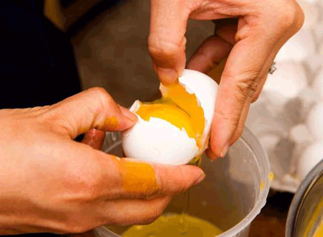 5. Đập trứng vào miệng bát: Rất nhiều người có thói quen này nhưng không biết rằng, đập trứng vào miệng bát có thể khiến các bụi bẩn hoặc vỏ trứng lẫn vào món ăn. Hoặc cũng có thể khiến phần lòng trắng hoặc lòng đỏ nhỏ giọt xuống mặt bàn.

Cách khắc phục: Nên đập trứng vào một bát con riêng biệt, kiểm tra kỹ xem có bị lẫn vỏ trứng hay bất cứ thứ gì khác không rồi mới them vào một cái bát lớn.
