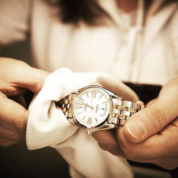 Không nên dùng khăn khô để vệ sinh