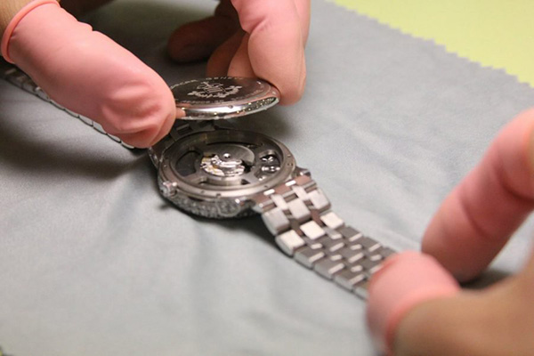 Việc bảo dưỡng lại thực chất mất gấp đôi công việc chế tạo đồng hồ