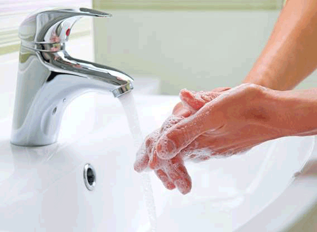 8. Rửa tay không đủ lâu hoặc sai cách: Rửa tay là một trong những cách tốt nhất để ngăn chặn sự lây lan mầm bệnh từ thực phẩm.

Cách khắc phục: Rửa sạch trước và trong khi nấu, đặc biệt là sau khi chạm vào thịt và gia cầm sống. Chuyên gia y tế khuyến nghị, rửa tay ít nhất 20 giây trong xà phòng và nước ấm để loại bỏ tối đa vi khuẩn có hại.
