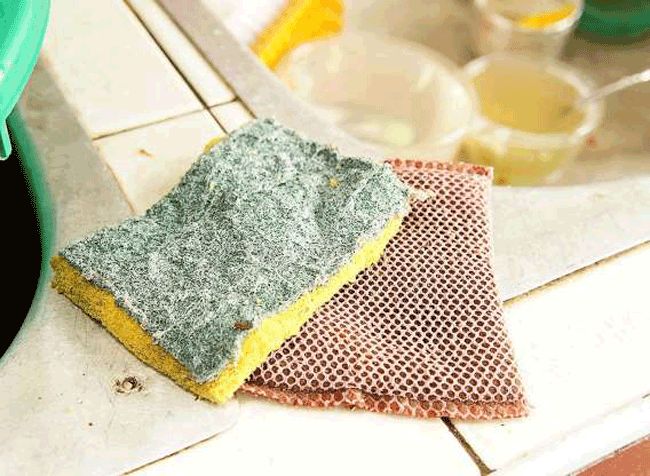 9. Không vệ sinh và thay miếng bọt biển đều đặn: Miếng bọt biển là một trong những “ổ” vi khuẩn lớn nhất trong căn nhà của bạn.

Cách khắc phục: Thay miếng bọt biển sau mỗi 2 đến 3 tuần, đảm bảo luôn giặt sạch và phơi khô sau mỗi lần sử dụng.
