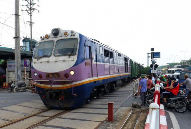 1,1 vạn nhân viên tuần đường, gác chắn hiện không có tiền lương, ngành đường sắt có thể phải dừng hoạt động chạy tàu trên toàn quốc ảnh: Như Ý