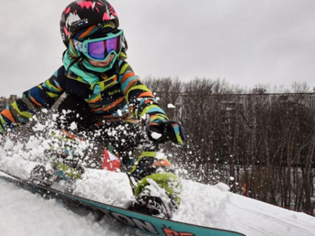 Bạn trẻ - Cuộc sống - Bé gái 6 tuổi người Nga trổ tài trượt ván tuyết siêu đỉnh