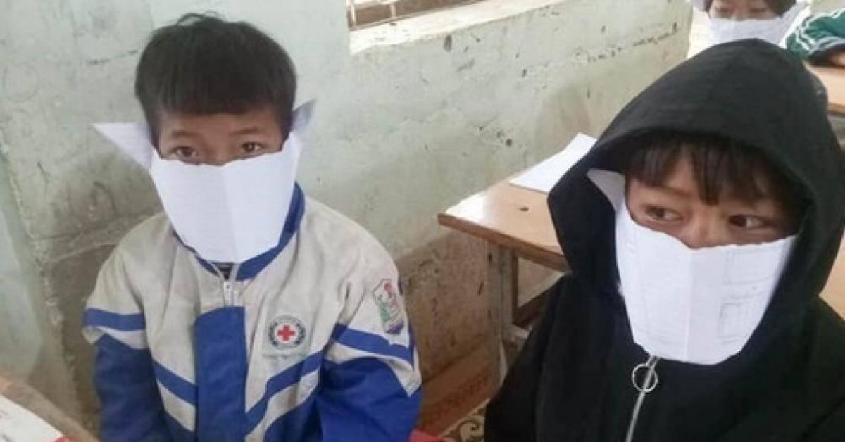 Tin tức trong ngày - Đưa ảnh học sinh đeo khẩu trang giấy phòng Covid-19, 2 cán bộ bị kỷ luật
