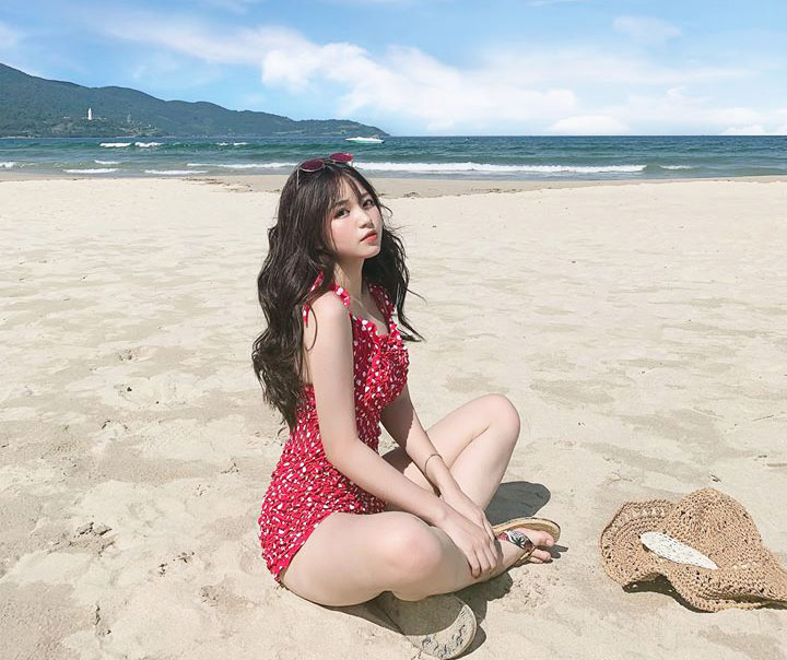 Thanh Thủy được báo, trang tin Trung Quốc nhắc tới với tiêu đề bài viết rằng: "Cô gái xinh xắn tới từ Việt Nam, khoe vẻ nóng bỏng hết nấc cùng bikini trên bãi biển."