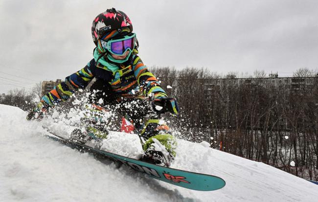 Bé gái 6 tuổi người Nga trổ tài trượt ván tuyết siêu đỉnh - 4