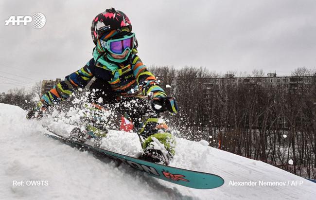 Bé gái 6 tuổi người Nga trổ tài trượt ván tuyết siêu đỉnh - 2