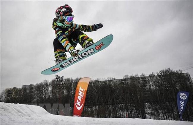 Bé gái 6 tuổi người Nga trổ tài trượt ván tuyết siêu đỉnh - 5