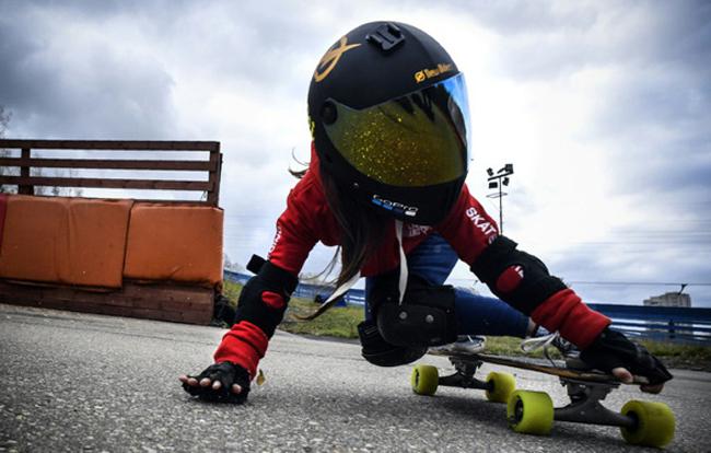 Bé gái 6 tuổi người Nga trổ tài trượt ván tuyết siêu đỉnh - 6