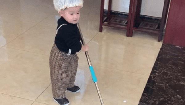 Cậu bé 2 tuổi chăm chỉ làm việc nhà, thái độ trong lúc làm mới là điều khiến dân mạng phải "trầm trồ" - 2