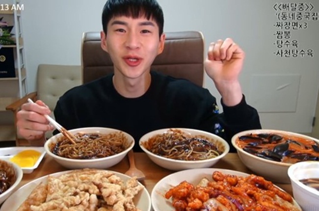 Có chàng trai người Hàn có thể kiếm được hàng ngàn USD chỉ nhờ việc ngồi ăn rồi livestream cho mọi người. 