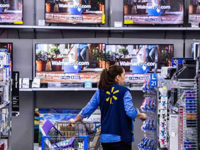 Walmart tiết kiệm được khoảng 60 triệu USD hàng năm bằng cách thay đổi cách mua túi mua sắm. Ảnh CNBC