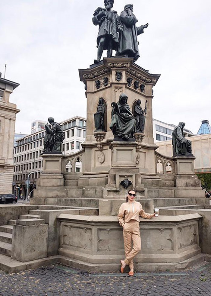 Nữ ca sĩ từng ở nhà dột nát, đi nhặt phế liệu, giờ là đại gia giàu có khủng khiếp - 4