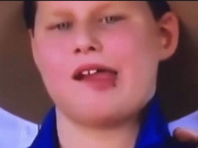 Media - Cậu bé hồn nhiên "xơi tái" 2 con ruồi đậu trên mặt khiến khán giả sửng sốt