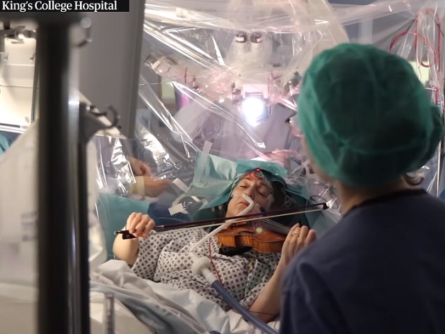 Chuyện hy hữu: Nữ bệnh nhân đang phẫu thuật não vẫn kéo đàn violin - 1