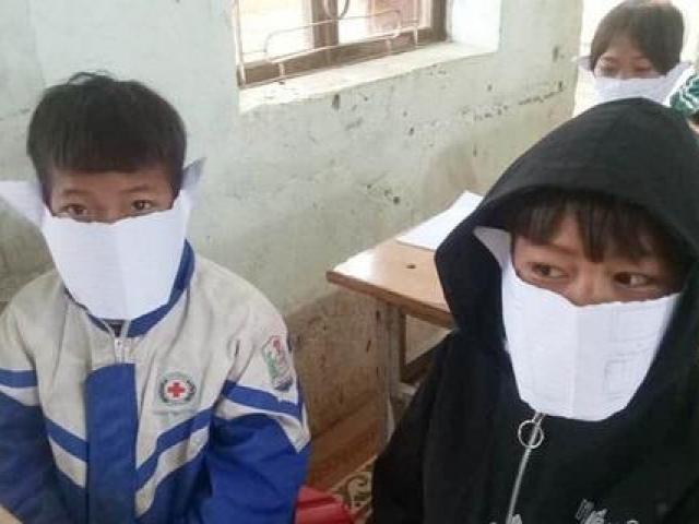 Tin tức trong ngày - Nóng 24h qua: Tấm ảnh học sinh đeo khẩu trang giấy gây "bão" giữa dịch Covid-19