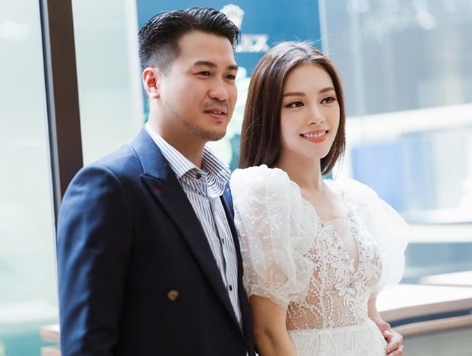 Thiếu gia Phillip Nguyễn và hot girl Linh Rin được nhận xét là cặp đôi đẹp của Vbiz.