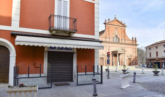 Đường phố vắng vẻ ở TP Codogno, tỉnh Lodi, bắc Ý ngày 21-2. Ảnh: EPA