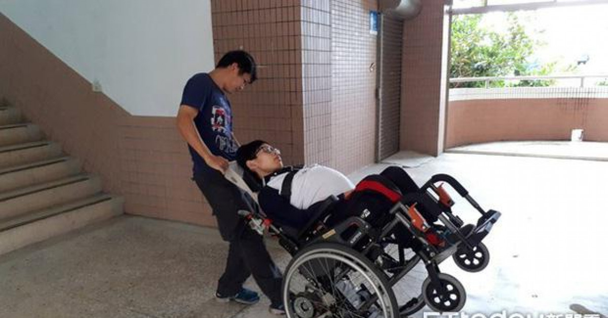 Giáo dục - du học - Vượt qua nghịch cảnh, nam sinh bại liệt vẫn quyết tâm đến trường, suốt 3 năm không bỏ buổi học nào