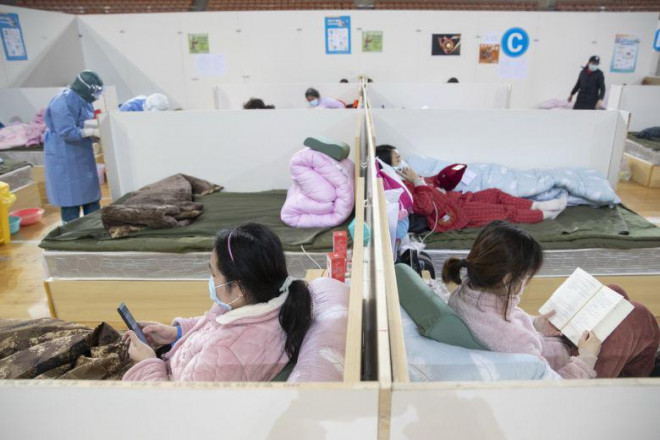 Các bệnh nhân tại bệnh viện dã chiến ở TP Vũ Hán – Trung Quốc. Ảnh: EPA-EFE