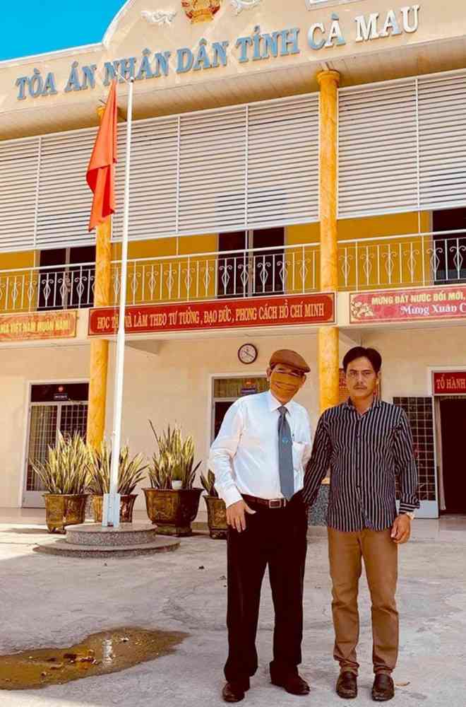 Anh Trương Ly Mít và luật sư Nguyễn Trường Thành, người bào chữa cho anh tại Tòa án nhân dân tỉnh Cà Mau trong ngày anh được Tòa tuyên không phạm tội. Ảnh: Vạn Lý