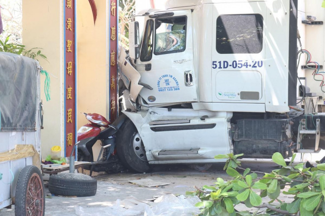 Kinh hoàng xe container nổ bánh mất lái kéo lê 5 xe máy, nhiều người bị thương - 5