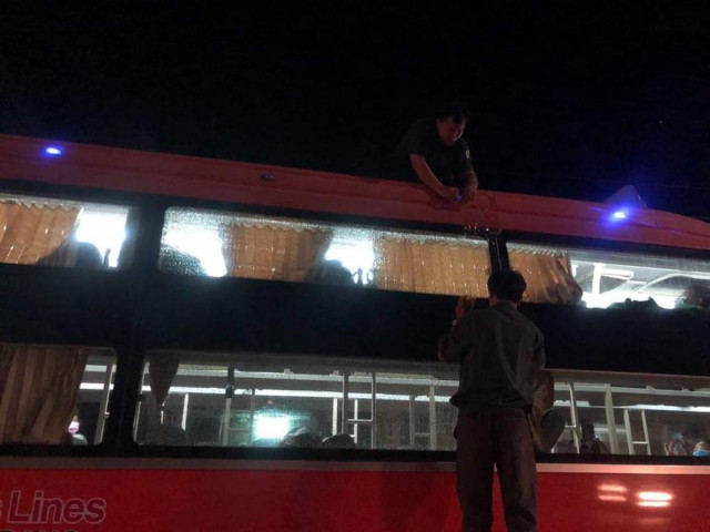 Tin tức trong ngày - Khách hoảng loạn vì cả chục xe giường nằm bị ném đá trong đêm