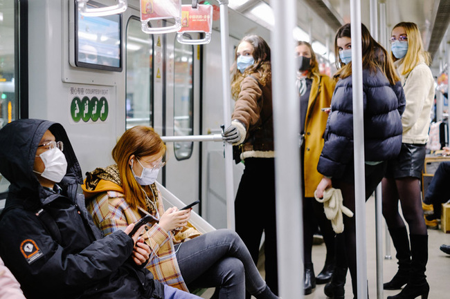 Theo tờ báo The Paper, tàu điện ngầm của Thượng Hải và hệ thống xe buýt đã có 1,45 triệu và 0,97 triệu lượt sử dụng ngày 20/2, cả hai dịch vụ này đều ít hơn 20% lưu lượng khách sử dụng trong ngày làm việc trước khi dịch bệnh xảy ra.