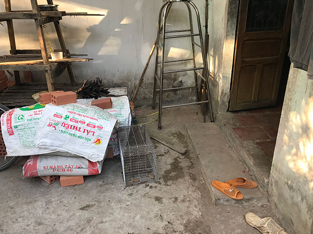 Chiếc bẫy mèo cùng tang vật là cây xà beng
