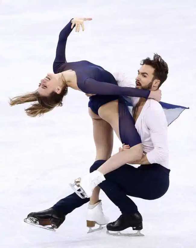 Trong các môn thể thao Olympic, trang phục của bộ mộ trượt băng nghệ thuật được đánh giá là gợi cảm và cũng gây nhiều tranh cãi.