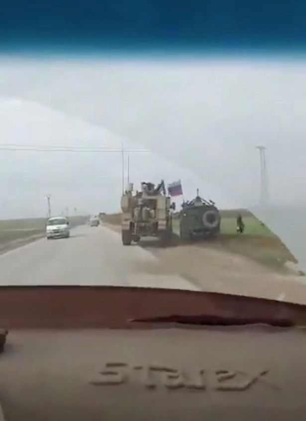Xe bọc thép Mỹ chèn ép xe quân sự Nga ở Syria.