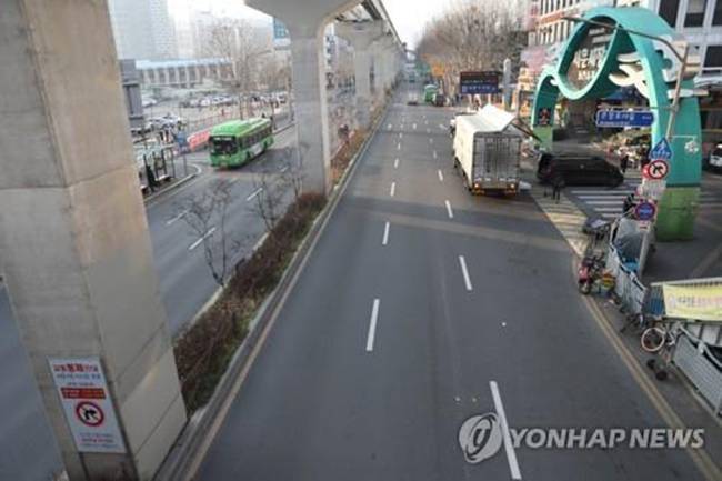 Một con đường trước một khu chợ nổi tiếng ở Daegu vắng người qua lại. Hình ảnh này trái ngược với những ngày trước đó.