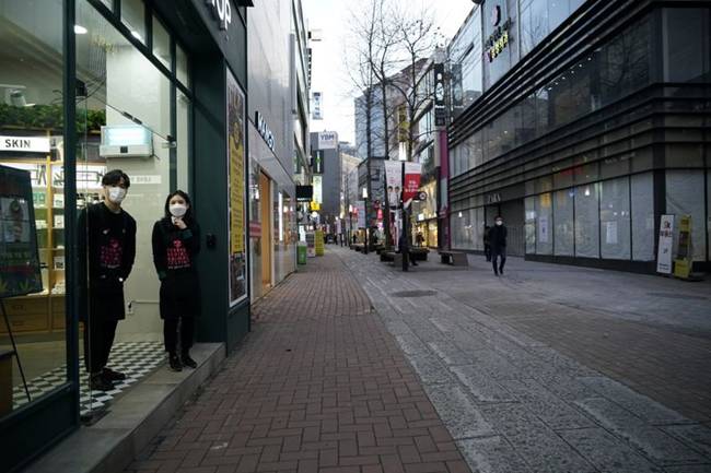 Các chủ cửa hàng đeo khẩu trang để ngăn nhiễm Covid-19 tại phố mua sắm Dongseong-ro ở trung tâm Daegu.