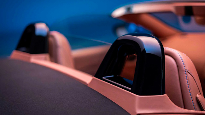 Hãng Aston Martin ra mắt xe mui trần Vantage Roadster - 9