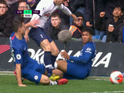 Bóng đá - SAO Tottenham phạm lỗi rùng mình: VAR ngó lơ, Mourinho thở phào